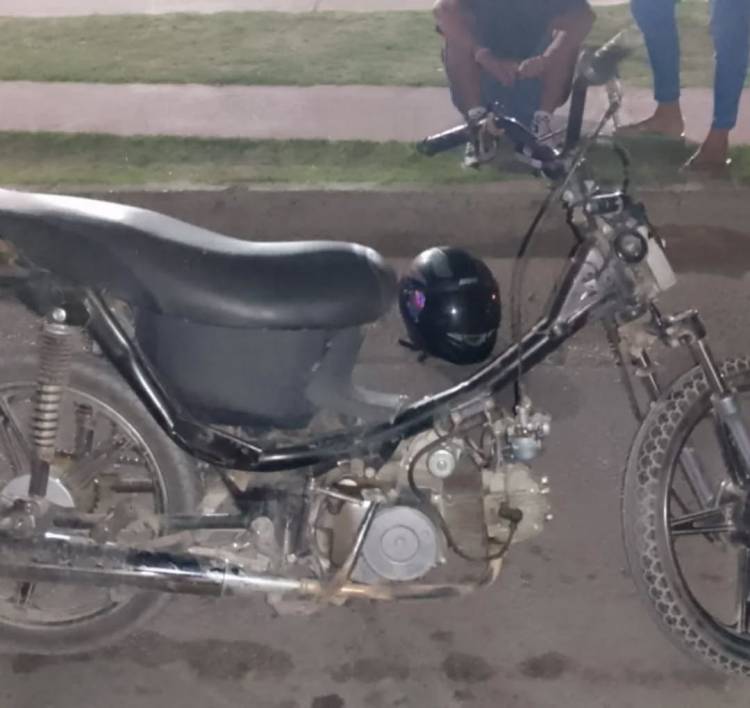 Un menor de edad atropelló a una joven en una moto denunciada como robada