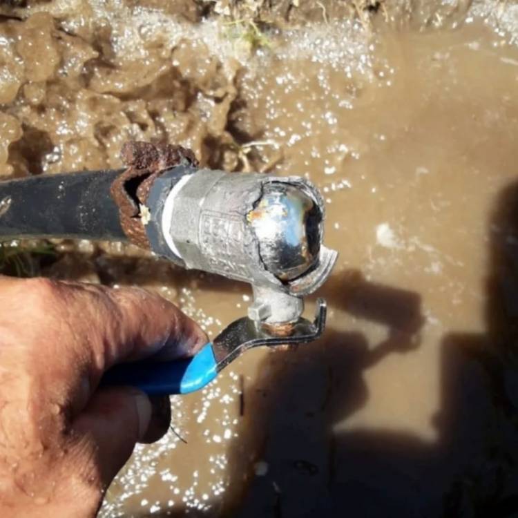 La perdida de agua de calle Río Negro era por una conexión ilegal afirmaron desde ABSA