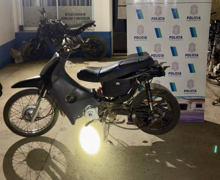 Aprehendieron a dos delincuentes, de 20 y 17 años, por circular a bordo de una moto robada