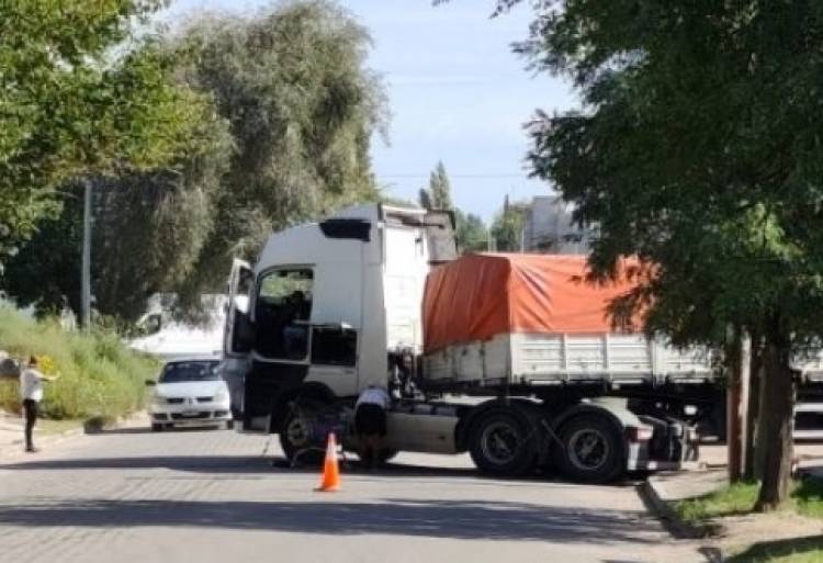 Un camión quedó varado durante unos minutos en Avenida Jujuy