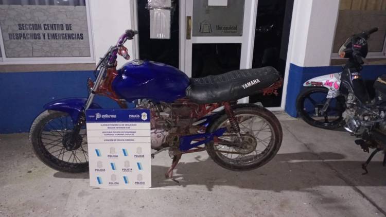 Dos hombres intentaron escapar en moto sin patente y fueron aprehendidos