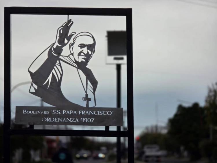 Se colocó un cartel que señaliza el Boulevard Papa Francisco en avenida Tucumán
