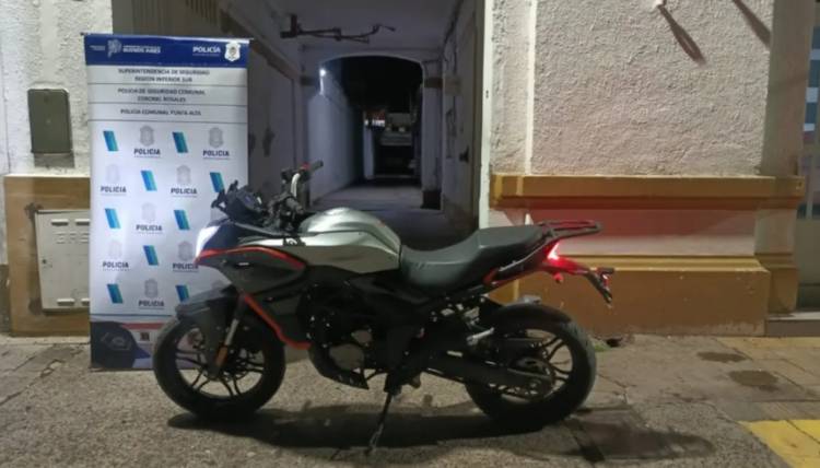 Encontraron en un descampado de Punta Alta una moto robada en Bahía Blanca
