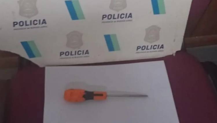 Un hombre fue aprehendido por amenazar a su pareja con un destornillador