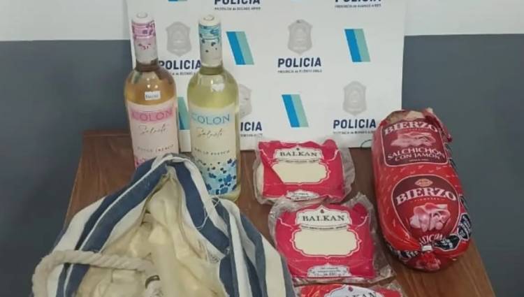 Atraparon a un delincuente con un salchichón, dos vinos y discos de empanadas robados