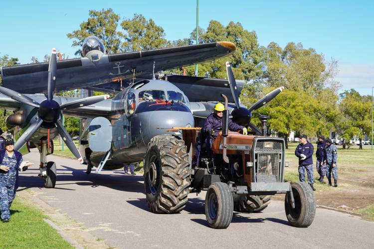 Un avión Tracker S-2E fue trasladado desde Base Espora hacia la ESSA donde se usará para aprendizaje
