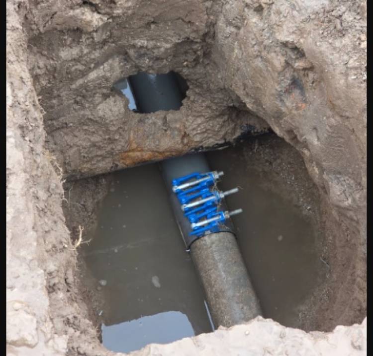 El Municipio y ABSA realizaron la reparación del caño de agua en Irigoyen y Paso