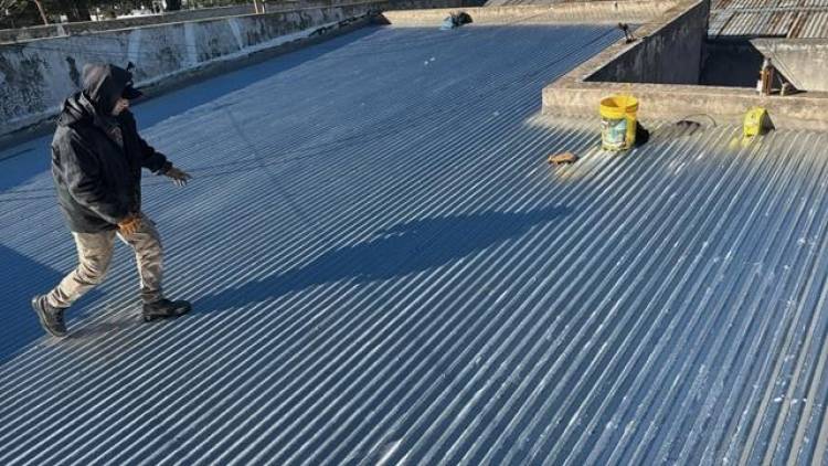 Reparan techos del Hospital Municipal tras filtraciones que dejaron áreas sin atención