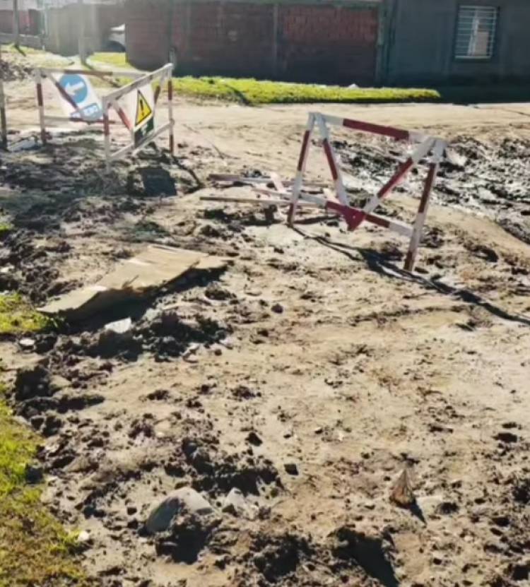Vecinos de barrio Gaudi denuncian que quedó abandonada la obra de cloacas y sufren desbordes