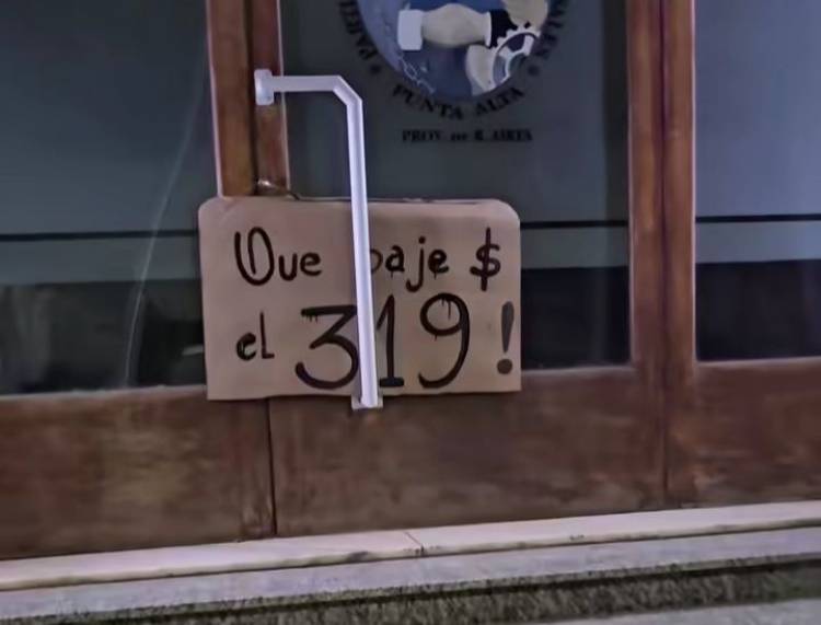 Un vecino colocó en la puerta del Concejo Deliberante un cartel reclamando baja en el boleto de la 319