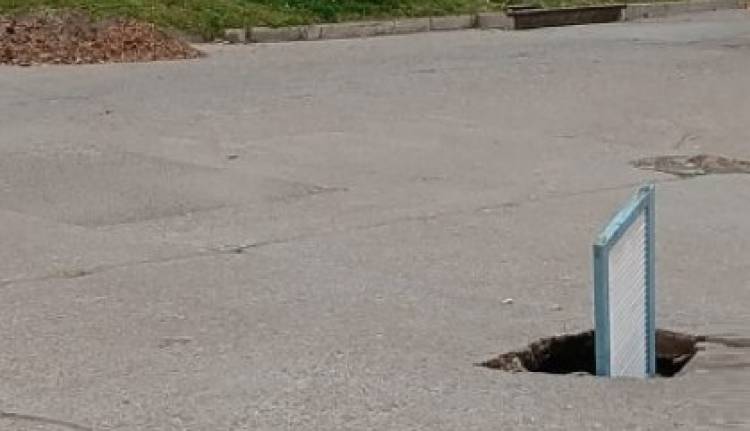 Vecinos señalizan con un postigo el hundimiento del hormigón en Roca y Puerto Madryn