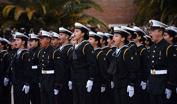 Aspirantes de la Escuela de Suboficiales recibieron sus uniformes y juraron fidelidad a la bandera