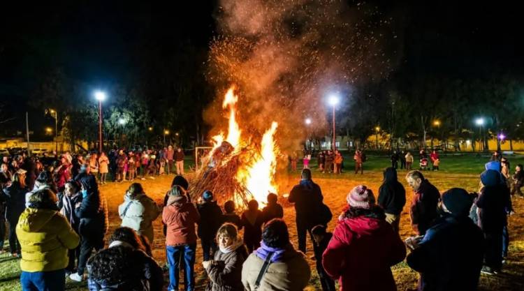 Se realizó la tradicional fogata de San Pedro y San Pablo
