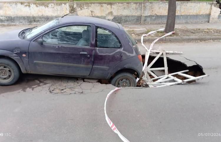 Cedió el asfalto y un automóvil terminó atrapado en Estomba al 200