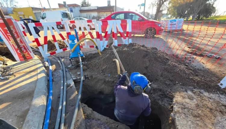 Comenzaron los trabajos para renovar el colector cloacal sobre calle Jujuy