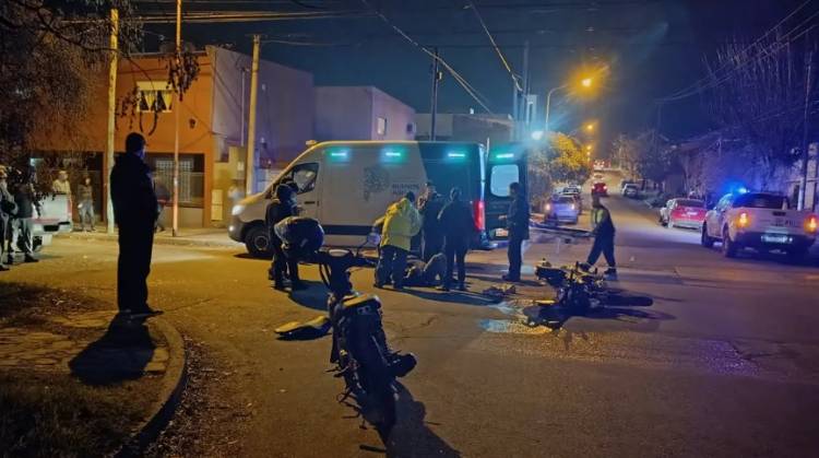 Dos motociclistas resultaron heridos tras chocar contra una camioneta