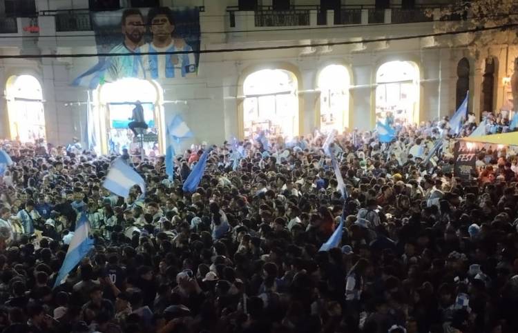 ¡Qué locura! Punta Alta se vistió de celeste y blanco en una fiesta interminable