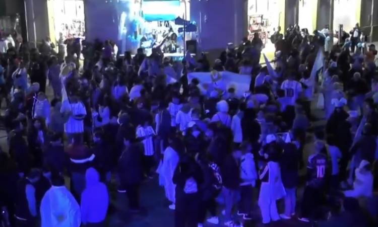 Agradecimiento eterno: la gente igual salió a las calle en Punta Alta tras la derrota de la Selección