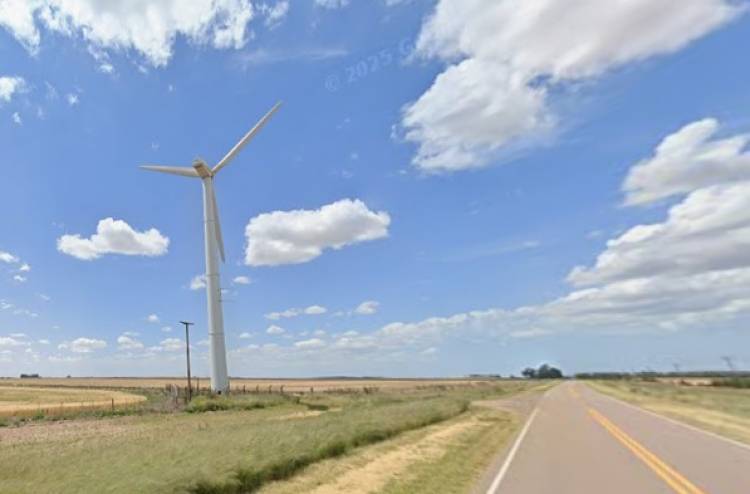 Retiraron el último de los históricos aerogeneradores de la región ubicado en la ruta a Pehuen Co