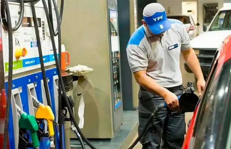 El Gobierno Nacional dispuso un aumento parcial del Impuesto a los combustibles para agosto