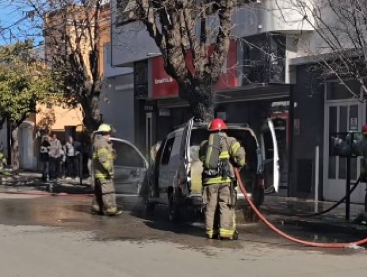 Un utilitario se incendió mientras circulaba por el centro de Punta Alta