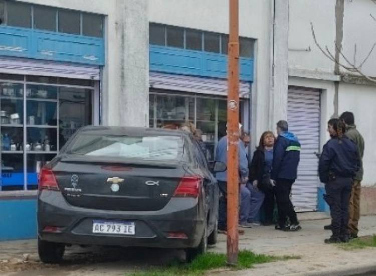 Dos vehículos chocaron cuando uno de ellos esquivaba una valla en Urquiza y Paso