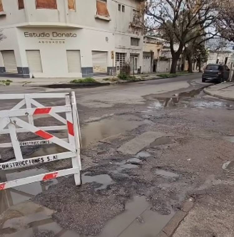 Una mujer cayó de su bicicleta por la rotura del pavimento en Rosales y Humberto, fue hospitalizada