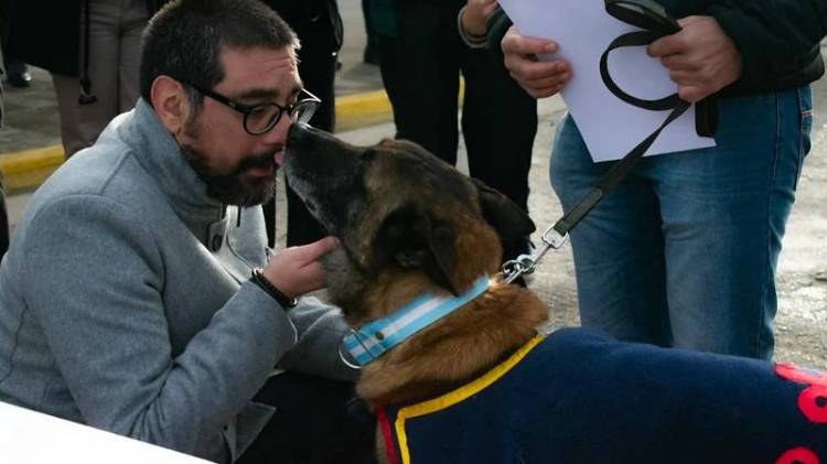 Reconocieron al perro Bart y al personal de la Armada que brindó ayuda en Venezuela