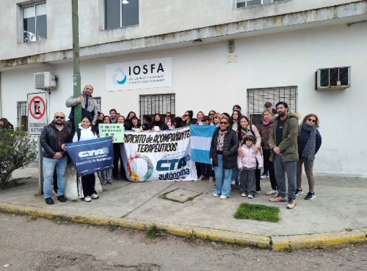Acompañantes terapéuticos reclamaron a IOSFA por deudas de más de 6 meses
