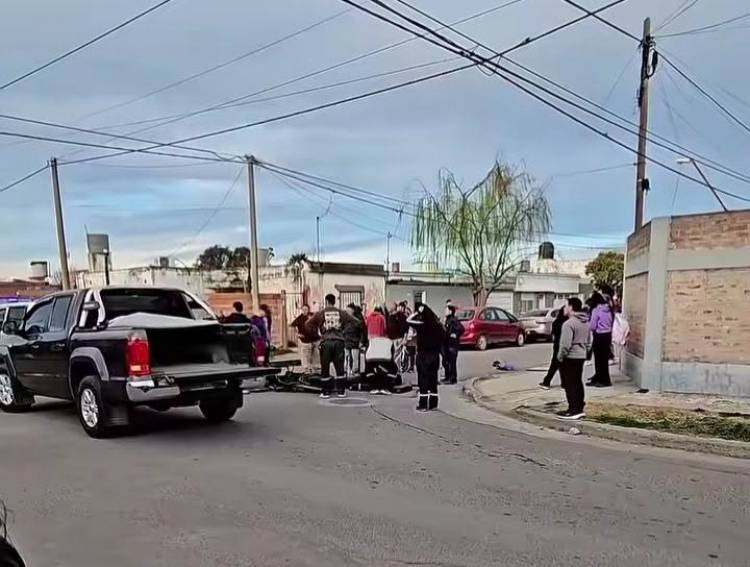 Accidente de tránsito: un motociclista resultó herido tras impactar contra un camión