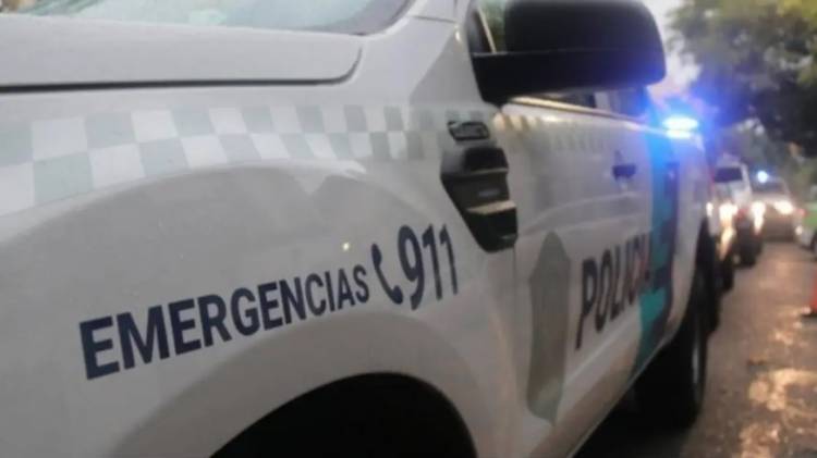 Le rompieron el vidrio del auto, le robaron stereo y billetera, y le usaron la tarjeta de crédito