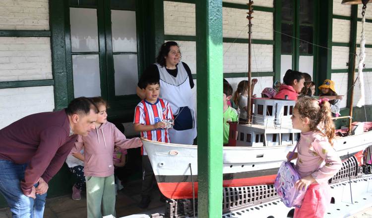 Alumnos de Coronel Suárez visitaron Puerto Belgrano