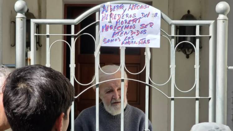 FISUR: clientes que reclaman por sus ahorros escracharon al dueño en su casa