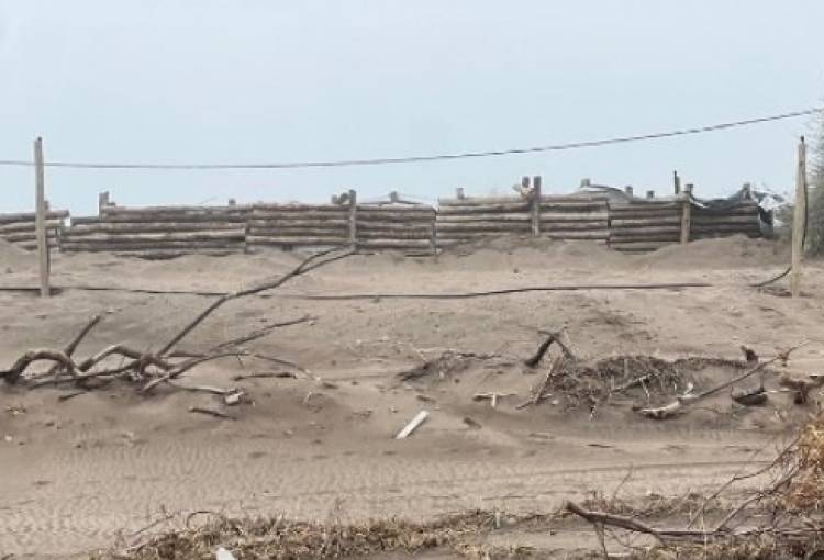 Vecinos de Pehuen Co reclaman que otros vecinos bloquearon una bajada a la playa con palos
