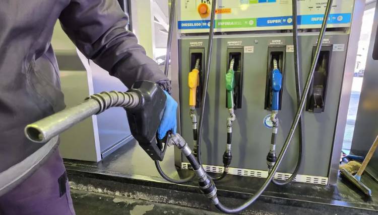 El Gobierno postergó otra vez la actualización del impuesto a los combustibles