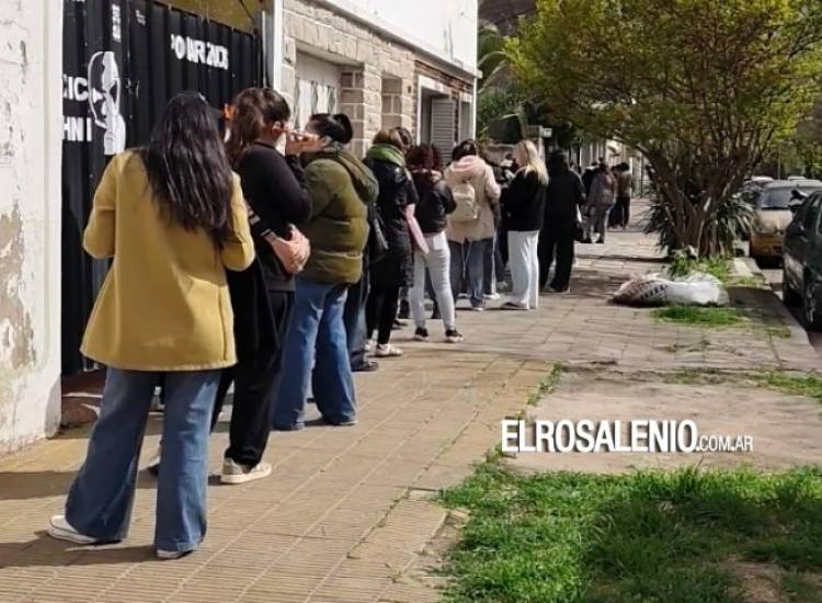Más de 100 personas hacen fila para entregar currículum en un comercio que va a abrir