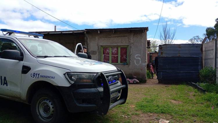 Allanamiento por el robo de una guitarra terminó con policías heridos