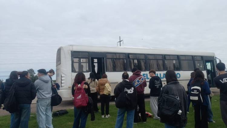 Un colectivo de la Línea 319 que auxilió a otro roto, también se rompió: quedaron varados dos veces