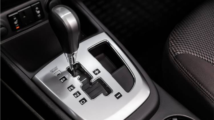 Licencia de conducir: quienes rindan examen con auto automático no podrán manejar con caja manual