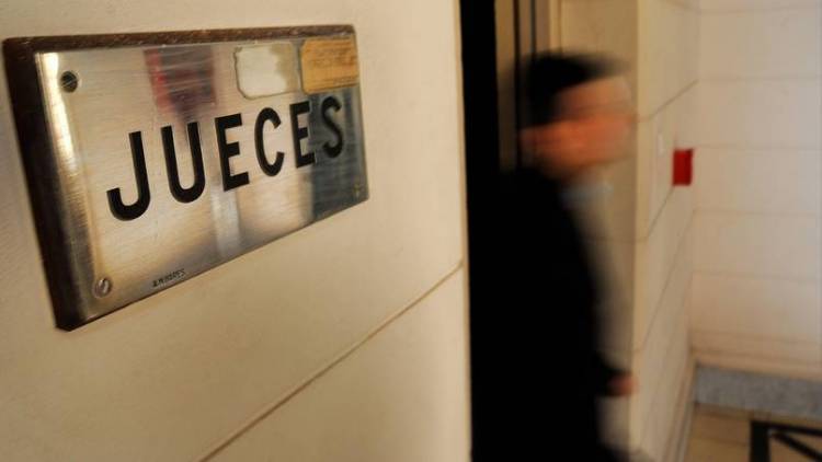 Condenan a 15 años de prisión a un hombre por abusar de las hijas de su pareja