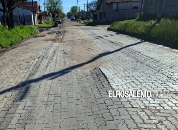 Reclamos de vecinos por el mal estado de una calle pavimentada hace menos de un año