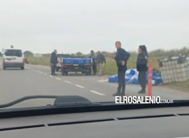 Volcó un carro que transportaba bidones hacia Puerto Rosales