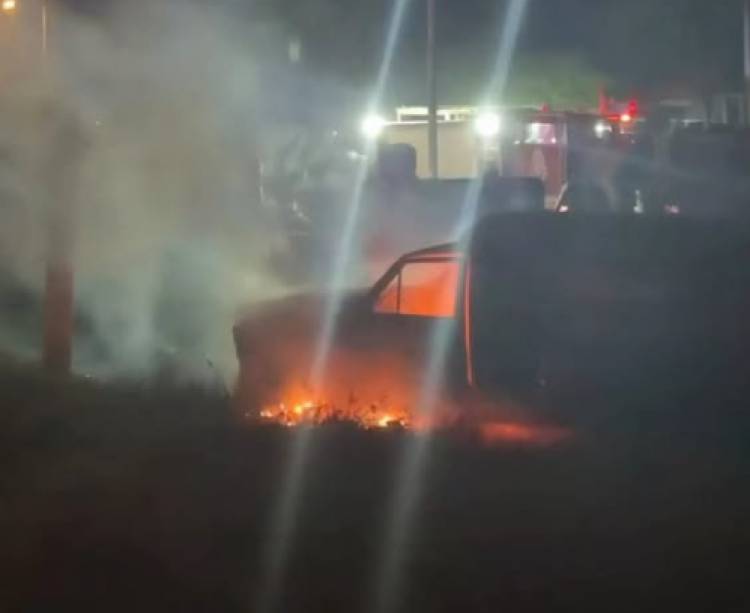 Incendio en un vehículo en desuso en la Delegación Municipal de Villa Arias